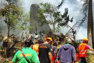 Philippine military  philippine military plane crash  Philippine air disaster  ഫിലിപ്പൈൻസിൽ സൈനിക വിമാനം തകർന്നു  സൈനിക വിമാനം ലാൻഡിങിനിടെ തകർന്നു  ഫിലിപ്പൈൻസ്  വിമാനം തകർന്നു