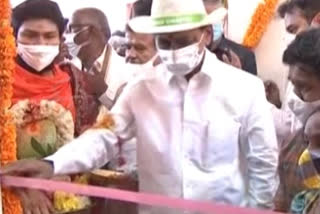 KCR pulls up ribbon at 2BHK inauguration As He could not find scissors