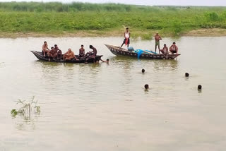 boat capsizes in Ganga