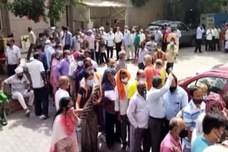 noida-district-hospital-heavy-crowd-violating-covid-norms