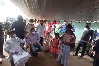 union minister arjun munda met the family of thunderstorm victims in khunti