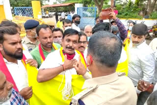 Kannada people try to put new red and yellow flag in front of Belgaum Municipal Corporation