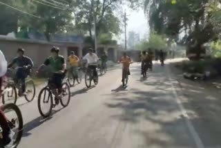 سائیکل ریس میں قریب پچاس کے قریب طلباء نے شرکت کی