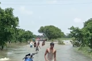 बाढ़ से सड़क क्षतिग्रस्त