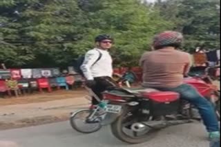 argument between actor siddhant and a biker,  biker breaks traffic rules, ବାଇକ ଆରୋହୀଙ୍କୁ ଟ୍ରାଫିକ ଶିକ୍ଷା, ସିଦ୍ଧାନ୍ତ ମହାପାତ୍ର, ପୂର୍ବତନ ସାଂସଦ ସିଦ୍ଧାନ୍ତ ମହାପାତ୍ର
