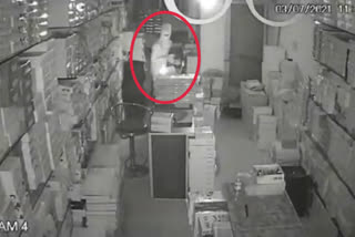 Thief set fire by stealing in shop