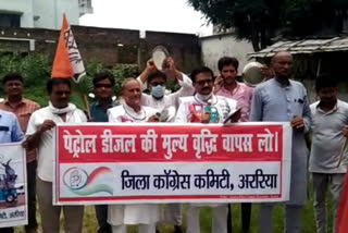 Congress workers protest against petrol and diesel prices