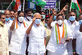 puducherry ex cm narayanasamy  narayanasamy protest against high of petrol rate  puducherry ex cm narayanasamy protest against high of petrol rate  puducherry news  puducherry latest news  புதுச்சேரி முன்னாள் முதலமைச்சர் நாரயணசாமி  பெட்ரோல் விலை உயர்வை கண்டித்து புதுச்சேரி முன்னாள் முதலமைச்ச்ர் போராட்டம்  பெட்ரோல் விலை உயர்வை கண்டித்து போராட்டம்  petrol price  protest against petrol price  பெட்ரோல் விலை  விலை உயர்வை கண்டித்து போராட்டம்  புதுச்சேரியில் பெட்ரோல் விலை கண்டித்து போராட்டம்