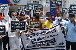 traders protest against fuel price in delhi