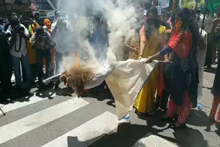 mahila morcha protest  മഹിളാ മോർച്ച പ്രതിഷേധം  മുഖ്യമന്ത്രിയുടെ കോലം കത്തിച്ചു  സെക്രട്ടേറിയറ്റ് പ്രതിഷേധം  secretariat protest