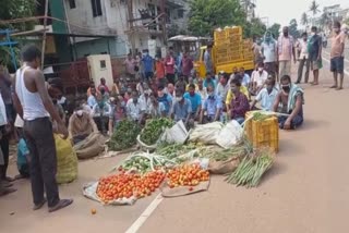 ରାସ୍ତାରେ ପରିବା ଢାଳି ବିକ୍ଷୋଭ କଲେ ବ୍ୟବସାୟୀ