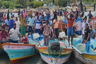 மீனவர்கள் படகுகளில் கறுப்புக் கொடி கட்டி போராட்டம்