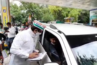 delhi-congress-signature-campaign-against-rising-petrol-and-diesel-prices