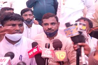 sanitation worker protested outside MCD office for their demands