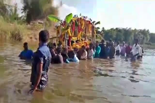 thiruvarur nannilam cemetery issue people demands  thiruvarur cemetery issue  people demands for cemetery issue  nannilam cemetery issue people demands  கழுத்தளவு ஆற்றுநீரில் உடலைத் தூக்கிச்சென்ற அவலம்  திருவாரூரில் கழுத்தளவு ஆற்றுநீரில் உடலைத் தூக்கிச்சென்ற அவலம்  மாணவன் விஷமருந்தி தற்கொலை கழுத்தளவு ஆற்றுநீரில் உடலைத் தூக்கிச்சென்ற அவலம்  lifting body of the college student in river water  thiruvarur lifting body of the college student in river water  திருவாரூர் செய்திகள்  thiruvarur news  thiruvarur latest news  தற்கொலை  suicide  college student suicide  thiruvarur college student suicide