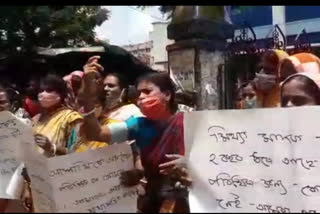 family member of under trail prisoner show agitation at barasat court