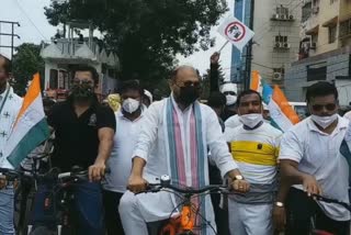 Cuttack MLA Mokim, mokim aware people, bicycle rally by congress, rally against the hike in oil prices, ତୈଳ ଦର ବୃଦ୍ଧି ପ୍ରତିବାଦରେ କଂଗ୍ରେସ, କଂଗ୍ରେସର ସାଇକେଲ ରାଲି , କଟକ ନଗର କଂଗ୍ରେସ