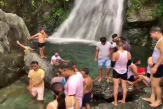 पर्यटकों ने उड़ाईं कोरोना नियमों की धज्जियां