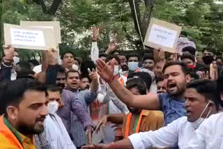 جےپور: بی جے پی کارکنان پر لاٹھی چارج