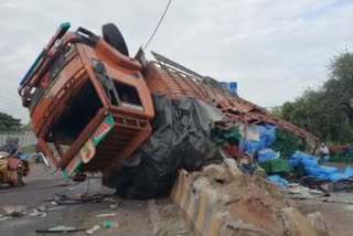 Terrible accident of a truck at Nashik