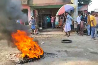 road block and agitation at islampur matikunda bazar by trinamool congress