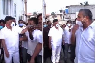 PCC chief DKShivakumar slapping a party worker in Mandya  D K Shivakumar  KPCC chief D.K Shivakumar  ഡി.കെ ശിവകുമാർ  ഡി.കെ ശിവകുമാർ പ്രവർത്തകനെ മർദിച്ചു  പാർട്ടി പ്രവർത്തകന് മർദനം  കെപിസിസി പ്രസിഡന്‍റ് ശിവകുമാർ