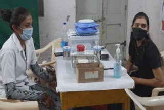 જામનગરમાં 2 દિવસ બાદ Corona vaccination શરૂ, વેક્સિનેશનના 20 સેન્ટર પર વહેલી સવારથી લાગી લાંબી લાઈન