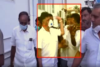 काँग्रेस नेते डी. के. शिवकुमार यांनी कार्यकर्त्याला मारली थप्पड