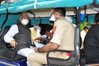 governor inspect sitting in e rickshaw