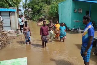 தாமல் காலனி பகுதி அம்பேத்கர் நகர் குடியிருப்பில் தேங்கி நிற்கும் மழைநீர்