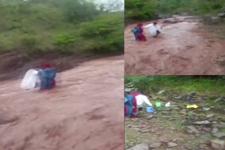 ആരോഗ്യപ്രവര്‍ത്തകര്‍  jammu kashmir health workers  covid19 vaccination  vaccinate people in remote areas  health workers cross river to vaccinate people in remote areas  ആരോഗ്യപ്രവര്‍ത്തകര്‍ നദി മുറിച്ചു കടക്കുന്ന ദൃശ്യങ്ങള്‍ വൈറല്‍  കൊവിഡ് വാക്‌സിൻ