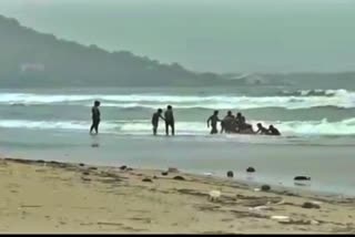 unsafe-crowds-gather-to-enjoy-in-karavara-beach