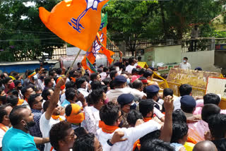 Bharatiya Janata Yuva Morcha demonstrated for the demand of liquor ban in raipur