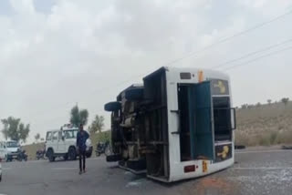 मिनी बस पलटी, mini bus overturned