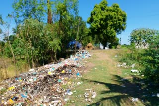 nannilam garbage issue village people requst  thiruvarur news  thiruvarur latest news  thiruvarur nannilam garbage issue village people requst  Risk of disease because of garbage issue  திருவள்ளூர் செய்திகள்  நன்னிலத்தில் மக்கள் வசிப்பிடத்திற்கு அருகே கழிவுகளை எரித்தல்  வசிப்பிடத்திற்கு அருகே கழிவுகளைக் கொட்டுதல்  வசிப்பிடத்திற்கு அருகே குப்பை கொட்டுதல்  மக்கள் கோரிக்கை  வேதனை  Burning of waste near residence  Public suffering