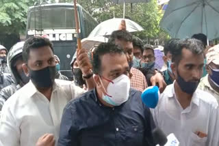 Traders protest  Traders protest in kozhikode  Traders protest in kozhikode demanding opening of shops everyday  covid19 lockdown  കോഴിക്കോട് വ്യാപാരികളുടെ പ്രതിഷേധം  കോഴിക്കോട്  വ്യാപാരികളുടെ പ്രതിഷേധം