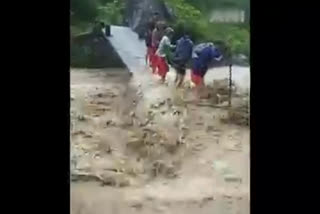 Uttarakhand: People cross Amalwa river in a dangerous attempt