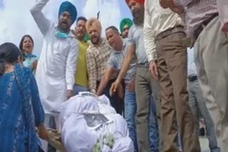 Manpreet Badal s effigy in protest of Pay Commission at Sri Anandpur Sahib