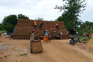 வாழ்வாதாரத்தை இழக்கும் நிலையில் செங்கல் சூளை தொழிலாளர்கள்