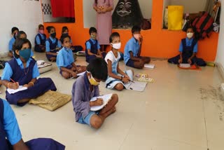 mohalla-class-being-conducted-inside-the-school-in-raipur