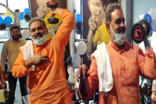 cabinet-minister-swami-yatiswarananda-workout-in-gym