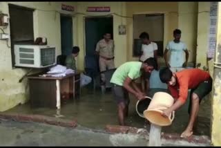 पुलिस चौकी में भरा बारिश का पानी