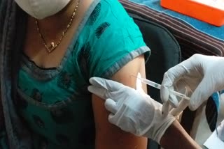 vaccinaton update : વડોદરાની સયાજી હોસ્પિટલમાં મમતા દિવસને લઈ વેક્સીનેશન બંધ રહેતા લોકો હાલાકી