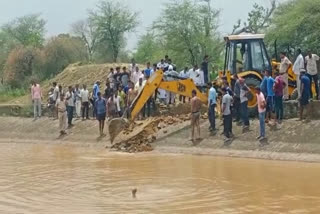 जोहड़ में हादसा,  दो बच्चे डूबे , गोताखोर तलाश रहे, accident in johad , two children drowned,  looking for divers , accident in behror