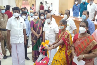 காஞ்சிபுரம்  Controversy over minister donating two-wheeler to 70-year-old disabled old woman  Controversy over 70-year-old disabled old woman  kancheepuram news  kancheepuram latest news  70 வயது மாற்றுத்திறனாளி மூதாட்டிற்கு இரு சக்கர வாகனம்  70 வயது மாற்றுத்திறனாளி மூதாட்டிற்கு இரு சக்கர வாகனம் வழங்கிய அனைச்சர்  காஞ்சிரன் செய்திகள்  70 வயது மாற்றுத்திறனாளி மூதாட்டிற்கு இரு சக்கர வாகனம்