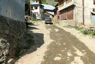 بانڈی پورہ: خستہ حال سڑک سے راہگیروں اور ٹرانسپورٹرز کو مشکلات کا سامنا