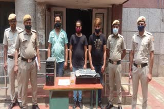 Uttam Nagar police arrested three cheaters of i phone in delhi