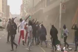 Dangerous video! People on the streets, look at the incidents of looting