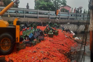 ट्रक पलटा और सड़क हो गया टमाटर सा लाल