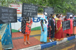 पुण्यात वेश्यावस्तीतील महिलांनी केला शासनाचा निषेध